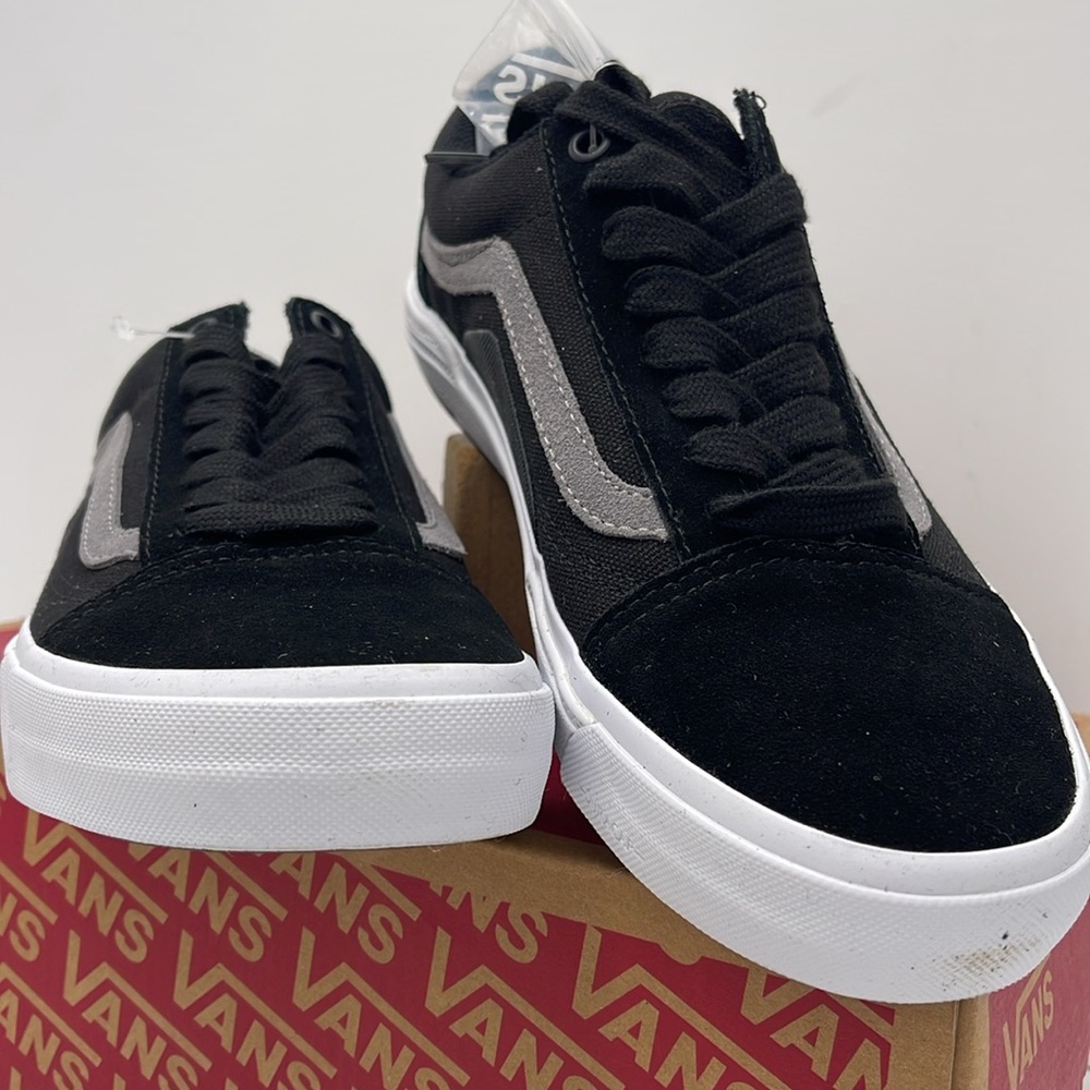 Vans WMNS Black and Gray Sneakers Bmx Old Skool
Black/Gray/White
VN0A5JIP9BG - Picture 5 of 16